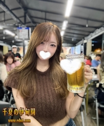一含就整根吞，含著舔著還會看你，像是專門在養壞男人的壞女人。