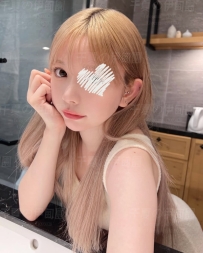 高身長でグラマラスなセクシー美女。大きなバストにくびれた腰の動きが淫らでそそる