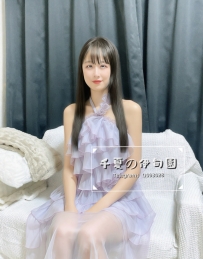 溫柔療愈、不說話時像鄰家女孩  但只要你靠近，就會發現她的手很主動、眼神會黏著